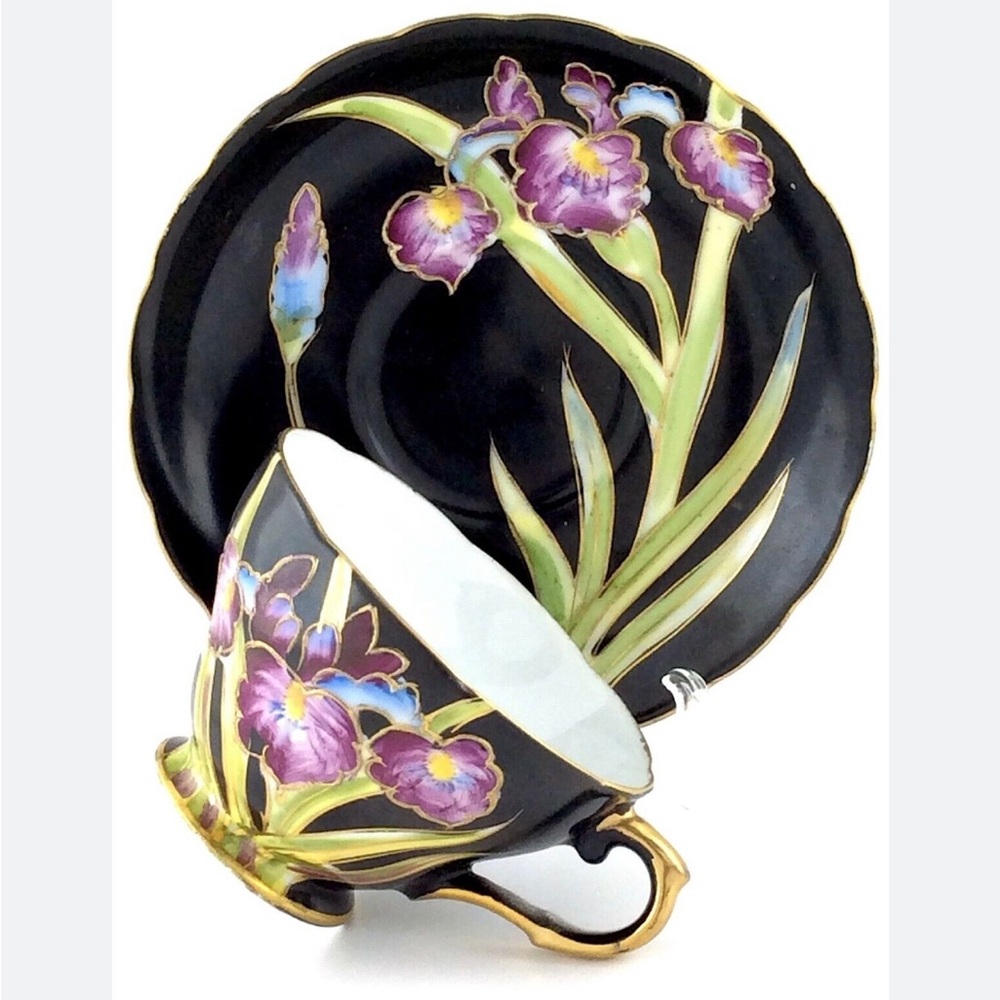 Stunning tea cup & saucer, Fleur Delis, hand painted in Occupied Japan.